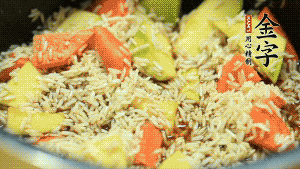 加入切好的胡蘿卜塊和南瓜塊、鹵牛肉塊攪拌均勻。放入電飯煲，按“煮飯模式”。