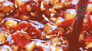 加入蒜末后攪拌均勻，讓每一種味道更加融合。(這個(gè)醬汁是不是看起來很誘人啊^_^)