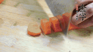 食材洗凈后，胡蘿卜切成塊，鮮香菇切成十字花刀備用。