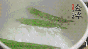 在煮面湯時(shí)，就可以做其他步驟了。比如把秋葵汆水，橫切成星星造型；雞蛋煮熟，切成兩半；黃瓜切成絲。