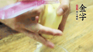 將食材洗凈，茄子、土豆切滾刀塊。