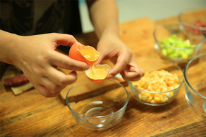 雞蛋蛋白和蛋黃分開，把蛋黃打散。