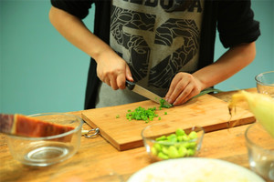 當(dāng)然，如果你愛吃蔥，可以切點蔥花加入。