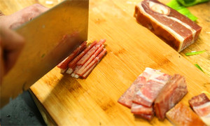將火腿清洗后切成絲備用。