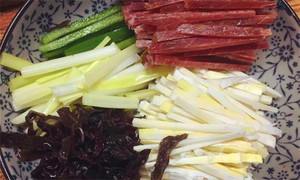 黑木耳泡發(fā)，黑木耳、韭黃、雷筍、青椒切成絲。