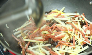 起油鍋，蒜茸煸香，倒入所有食材，加料酒翻炒至熟即可。