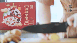 將處理好的老鴨放入冷水鍋中，丟入姜片，冷水煮沸去腥。