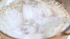 五花肉切塊，加姜片焯水備用。