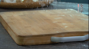 【面皮】3.案板撒點(diǎn)糯米粉，將面團(tuán)搓成均勻的小團(tuán)子。