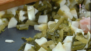 【餡料】2.鍋中油8成熱時(shí)，依次放入春筍、雪菜、淡咸肉，翻炒出香味。