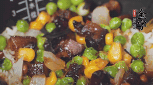 出鍋前加蠔油、生抽調(diào)味，撒點(diǎn)熟白芝麻即可。