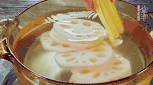 把藕和土豆焯水至八成熟，盛出瀝干水分。