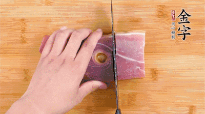 金字火腿切片，老豆腐切成塊，海鮮菇洗凈。