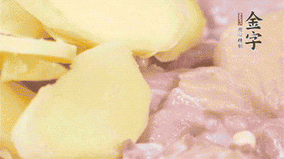 雞肉剁塊，用料酒、蔥、姜、鹽、糖拌均腌制20分鐘。