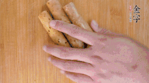 山藥去皮切斜刀塊，毛豆去外殼去膜，姜切片。