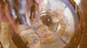 鍋中依次放姜片、排骨、火腿，加料酒、清水煮開轉(zhuǎn)小火煮30分鐘。