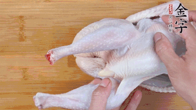 菌菇分別冷水泡發(fā)。雞處理干凈后剁成小塊，放水中浸泡半小時去血水。