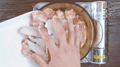 加料酒、蔥姜焯水2分鐘，清洗備用。