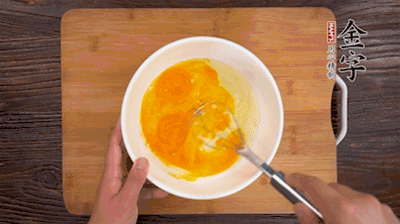 雞蛋加鹽、料酒打散后，加1.5倍溫水?dāng)嚢杈鶆颉?>
					</div>
					<span>步驟 2/5</span>
					<p>雞蛋加鹽、料酒打散后，加1.5倍溫水?dāng)嚢杈鶆颉?/p>
				</li><li>
					<div   id=