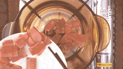 砂鍋中依次放火腿片、豆腐，大火燉開轉(zhuǎn)中小火。