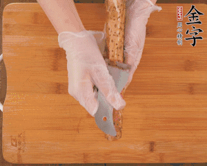 山藥去皮切滾刀塊，熱水汆燙30秒，撈出冷水浸泡。