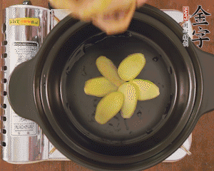 準備土砂鍋，放姜片、鴿子、火腿片、蔥結、料酒，加沒過食材多些的清水，中小火燉煮。