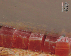 金字火腿切丁，春筍剝殼切丁，豌豆剝粒。