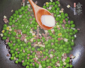 加水、料酒、鹽燒2分鐘即可。