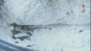 【面皮】2.將糯米粉和粳米粉混合，加煮好的艾草和適量清水，揉搓成面團(tuán)。