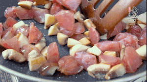 【餡料】4.鍋中油8成熱時(shí)，依次放入菌菇丁、香腸丁，適當(dāng)放點(diǎn)糖調(diào)味，炒熟。