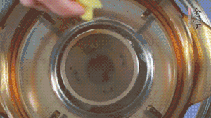 金字淡咸肉加姜片、料酒，冷水入鍋焯水。