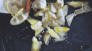 將淡咸肉、春筍、五花肉一起放入鍋中。