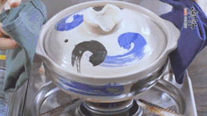 每隔30s將鍋傾斜一側(cè)。（受熱更均勻，鍋巴更噴香）