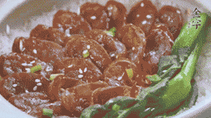 燜好后放入小青菜，均勻淋上醬汁，撒上蔥花或芝麻即可。