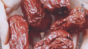 紅棗洗凈，對(duì)半剪開。