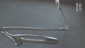 鍋中加少許油，爆香蔥姜蒜、香料 ，喜歡麻的也可以加點(diǎn)花椒！接著放入郫縣豆瓣醬煸炒出紅油。