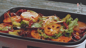 加入金字麻辣香腸，翻炒5分鐘左右。再加入之前準(zhǔn)備好的蔬菜，翻炒均勻，最后放入蝦。