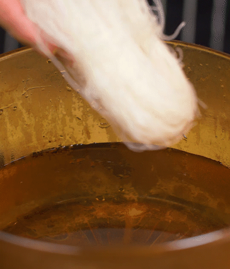 甜玉米煮熟剝粒，拌入適量沙拉醬拌勻。