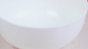 香腸切片，南瓜洗凈去皮切小塊，洋蔥切絲，米淘洗干凈備用。