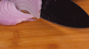 鍋中少許油，熱油倒入香腸煸炒出油，倒入南瓜塊、洋蔥翻炒片刻。