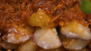 把茄子一條一條的擺好放在盤子上，上鍋蒸制3到4分鐘，出鍋后撒上蔥花。