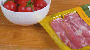 洋蔥、土豆切丁塊，火腿切小片，小番茄對半切開。