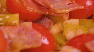 接著放入土豆和洋蔥，翻炒兩分鐘斷生。