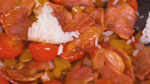 將米飯倒入鍋中搗散，同其他食材混合拌炒均勻關(guān)火。