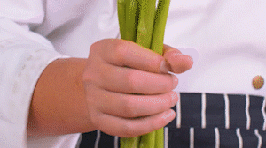 蘆筍刨去老筋，斜切小段。