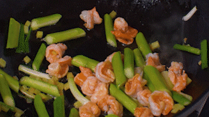 加入煎好的蝦仁，XO醬，以適量鹽、糖進(jìn)行調(diào)味翻炒。