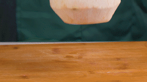 椰子切開頂部，把椰子水倒出，再把椰肉切片。