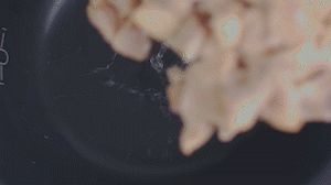 把雞、火腿、椰子水、椰肉、姜、紅棗放入電飯鍋，按下煲湯功能。