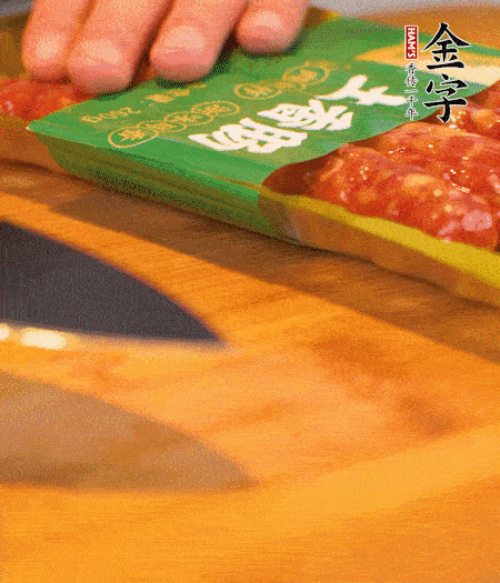 洋蔥切丁，金字土香腸切片。