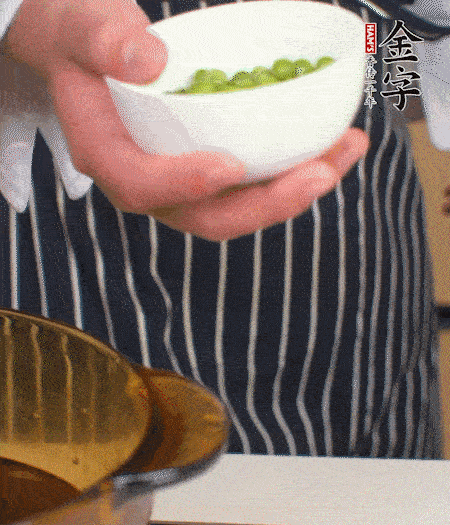 胡蘿卜、豌豆和干花菇焯水。